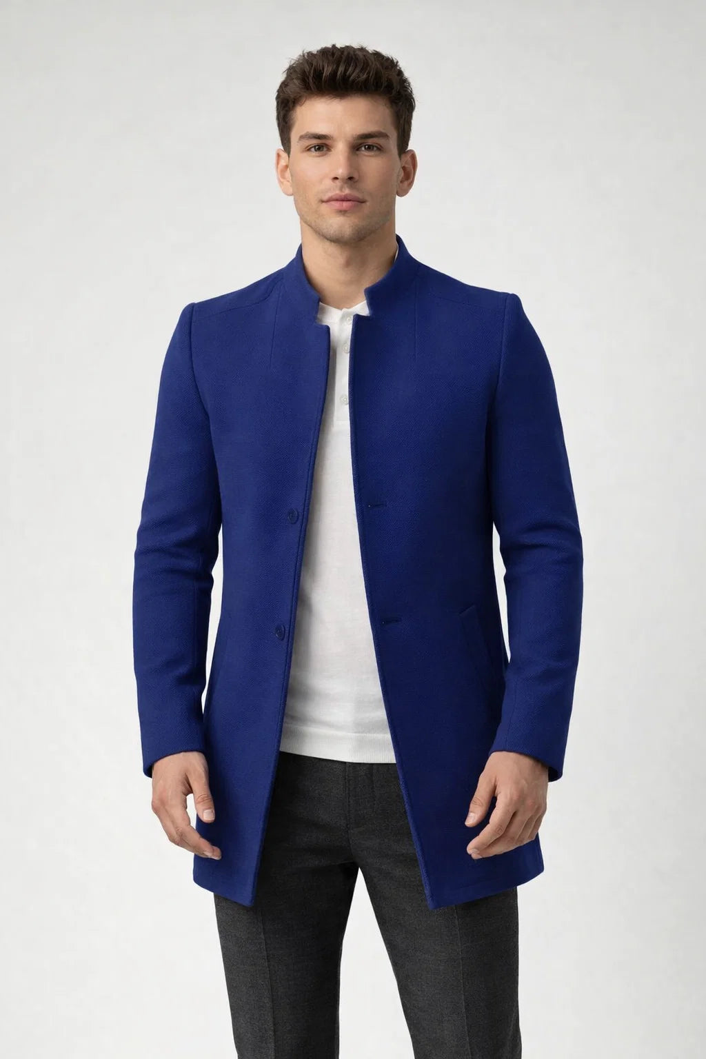 Minimalistischer Herrenmantel mit Knopfleiste