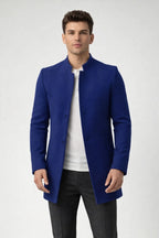 Minimalistischer Herrenmantel mit Knopfleiste