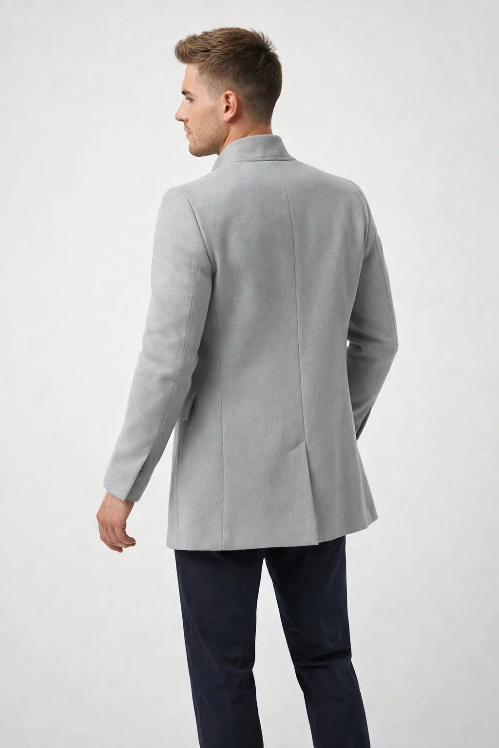 Minimalistischer Herrenmantel mit Knopfleiste
