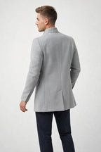 Minimalistischer Herrenmantel mit Knopfleiste