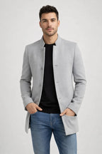 Minimalistischer Herrenmantel mit Knopfleiste