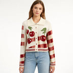 Fröhliche Cropped Strickjacke mit Kirschblütenmuster